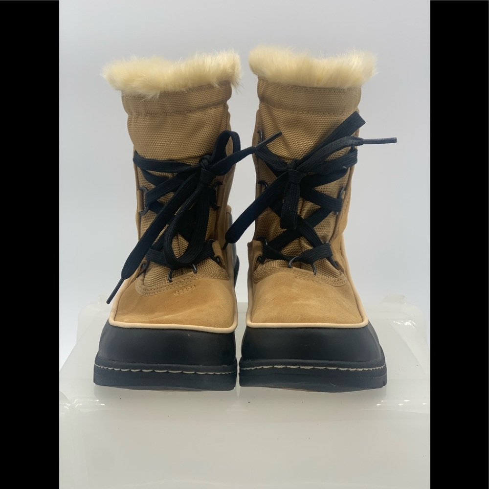 SOLD Sorel Joan of Explorer style.  Women’s snow boot.